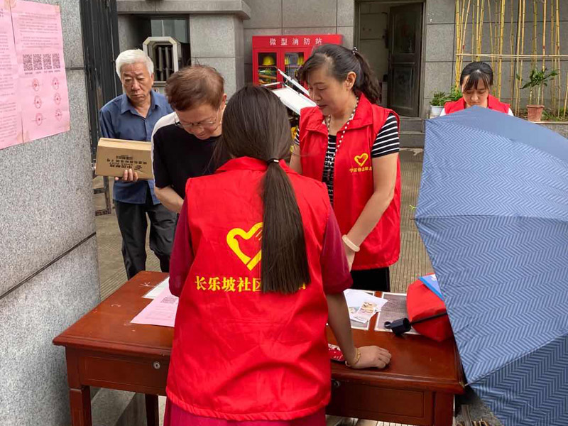 公司領(lǐng)導(dǎo)參加社區(qū)獻(xiàn)愛心捐款活動(dòng)